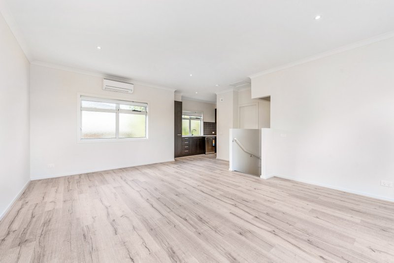 Photo - 2/34 Silverton Drive, Ferntree Gully VIC 3156 - Image 3
