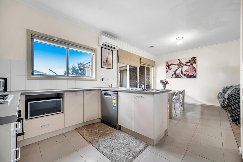 Photo - 2/34 Sing Crescent, Berwick VIC 3806 - Image 3