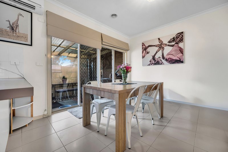 Photo - 2/34 Sing Crescent, Berwick VIC 3806 - Image 4