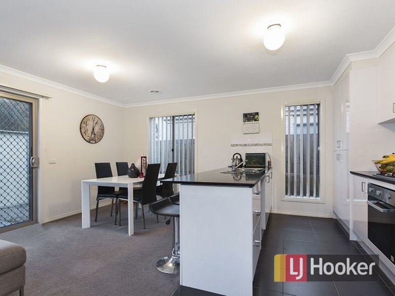 Photo - 2/34 Sir Thomas Drive, Pakenham VIC 3810 - Image 2