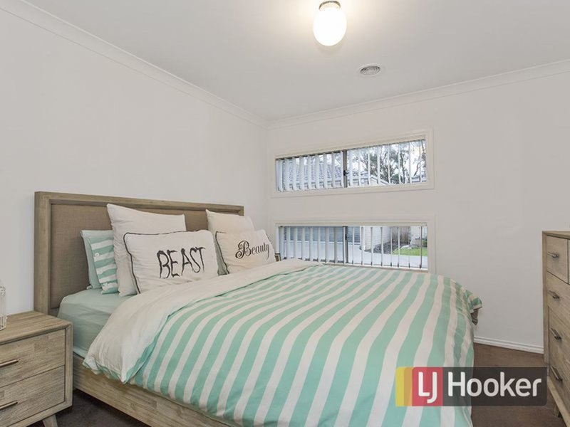 Photo - 2/34 Sir Thomas Drive, Pakenham VIC 3810 - Image 4