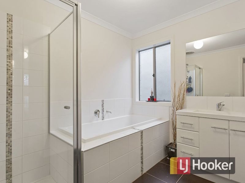 Photo - 2/34 Sir Thomas Drive, Pakenham VIC 3810 - Image 5