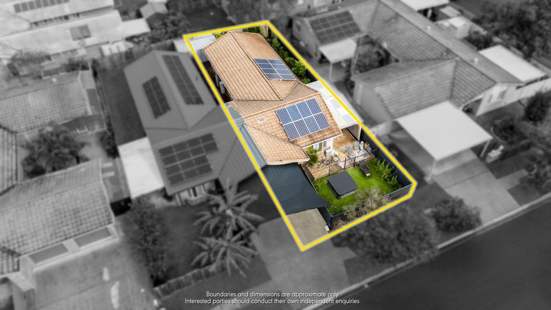 Photo - 2/35 Kenny Drive, Labrador QLD 4215 - Image 1