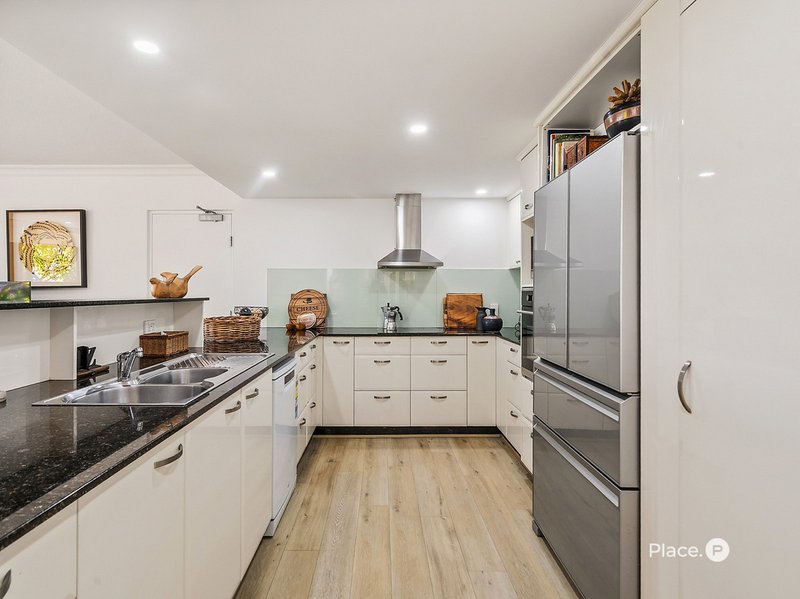 Photo - 2/36 Prince Edward Parade, Redcliffe QLD 4020 - Image 8