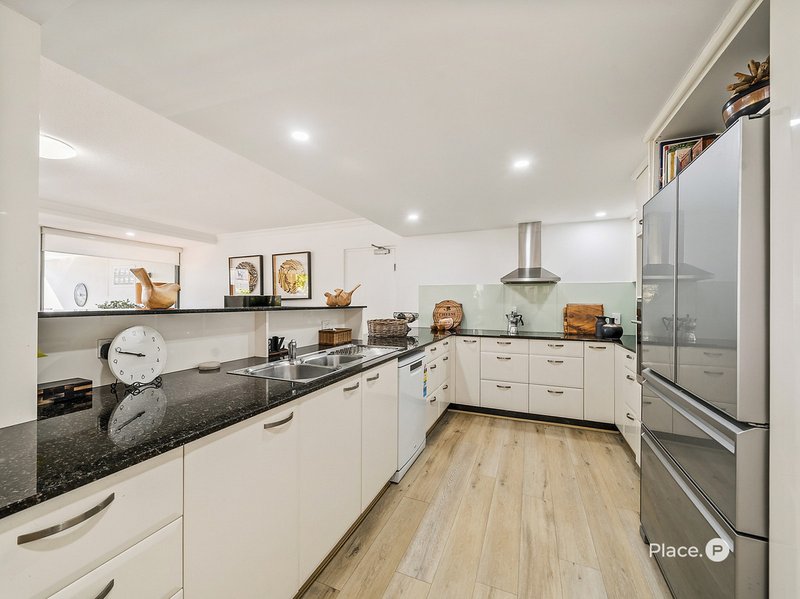 Photo - 2/36 Prince Edward Parade, Redcliffe QLD 4020 - Image 10