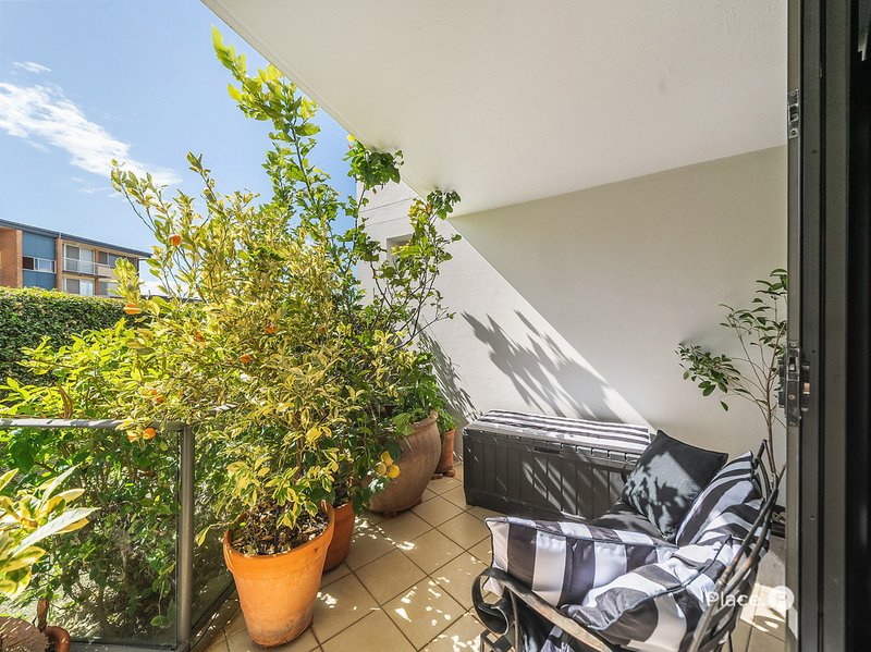 Photo - 2/36 Prince Edward Parade, Redcliffe QLD 4020 - Image 12