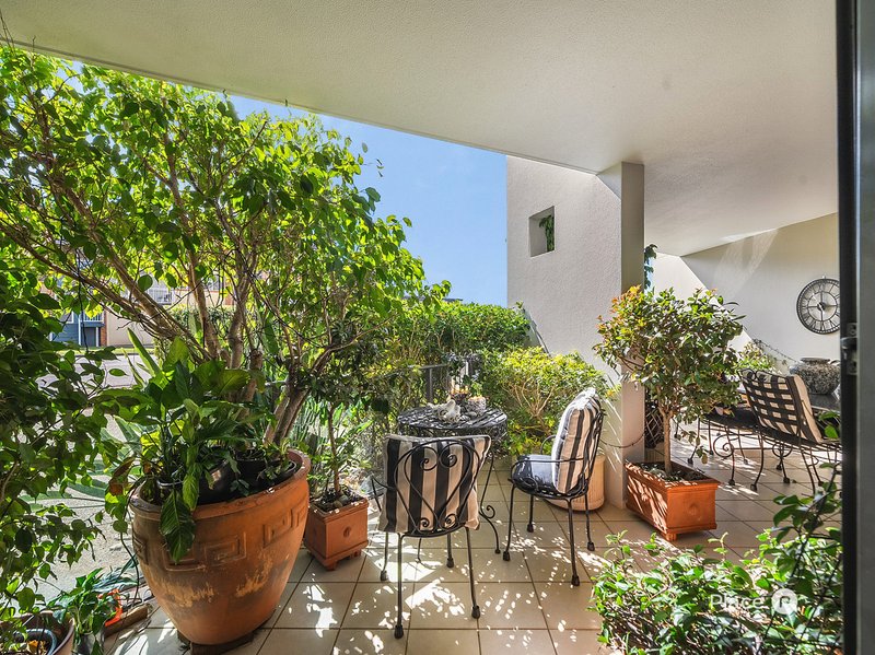 Photo - 2/36 Prince Edward Parade, Redcliffe QLD 4020 - Image 13