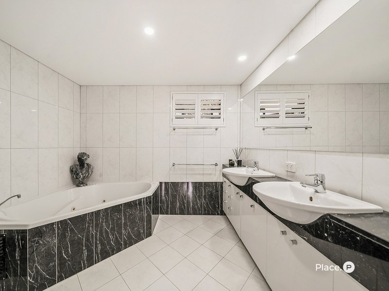 Photo - 2/36 Prince Edward Parade, Redcliffe QLD 4020 - Image 27