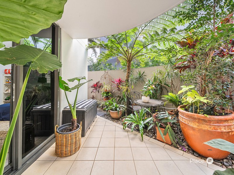 Photo - 2/36 Prince Edward Parade, Redcliffe QLD 4020 - Image 28