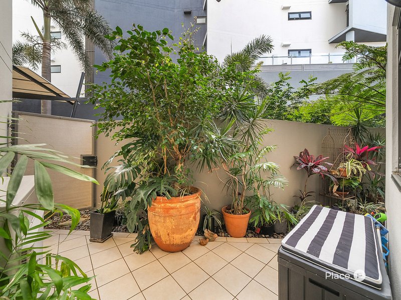 Photo - 2/36 Prince Edward Parade, Redcliffe QLD 4020 - Image 29