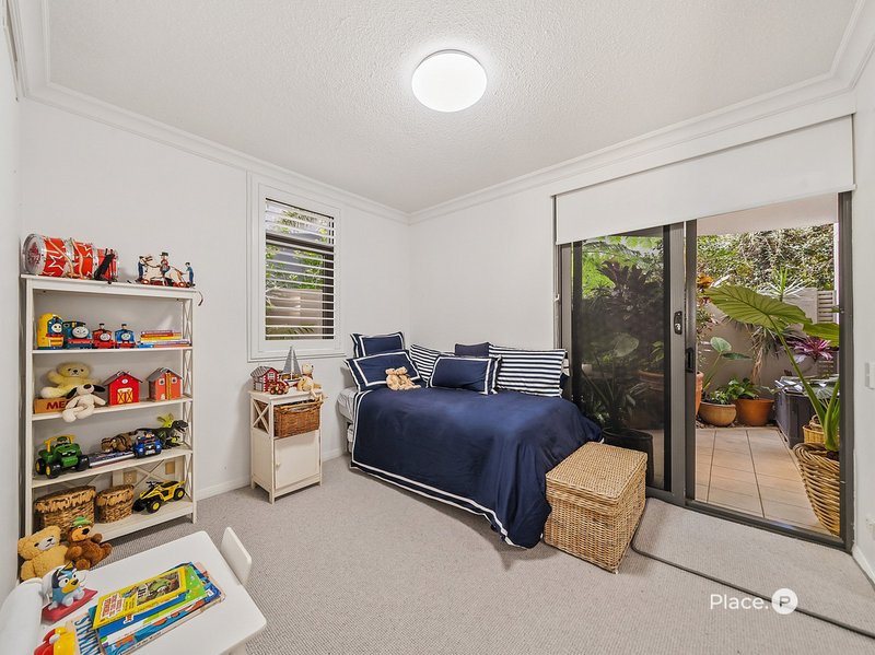 Photo - 2/36 Prince Edward Parade, Redcliffe QLD 4020 - Image 31