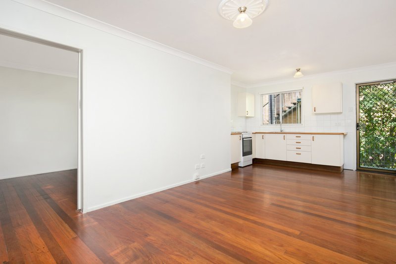 Photo - 2/367 Cornwall Street, Greenslopes QLD 4120 - Image 2