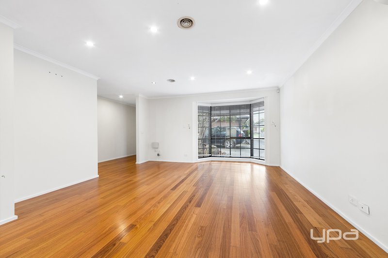 Photo - 2/37 Galena Crescent, Kings Park VIC 3021 - Image 2