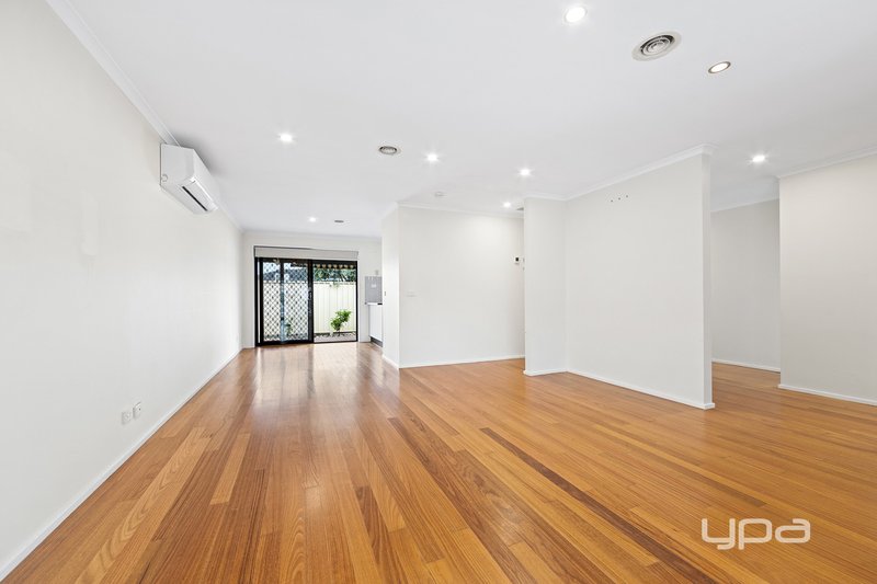 Photo - 2/37 Galena Crescent, Kings Park VIC 3021 - Image 3