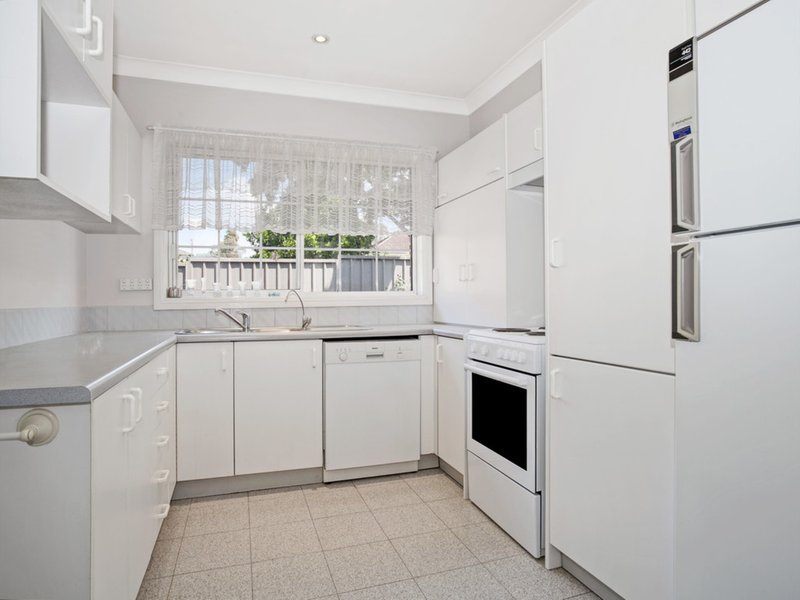 Photo - 2/37 Glencoe Street, Sutherland NSW 2232 - Image 4