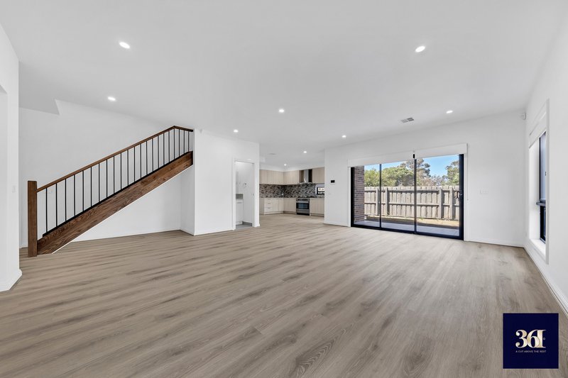 Photo - 2/37 Moffatt Crescent, Hoppers Crossing VIC 3029 - Image 4