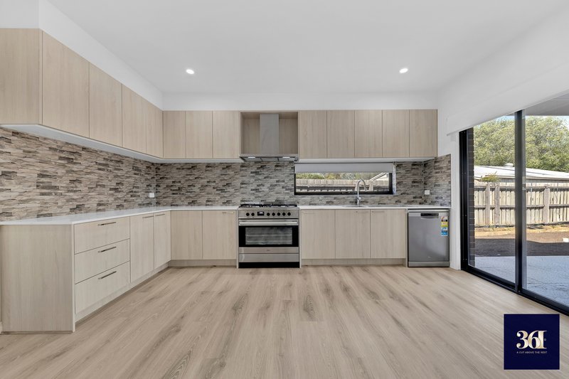 Photo - 2/37 Moffatt Crescent, Hoppers Crossing VIC 3029 - Image 5