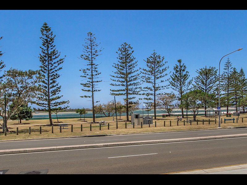 Photo - 2/376 Marine Parade, Labrador QLD 4215 - Image 3