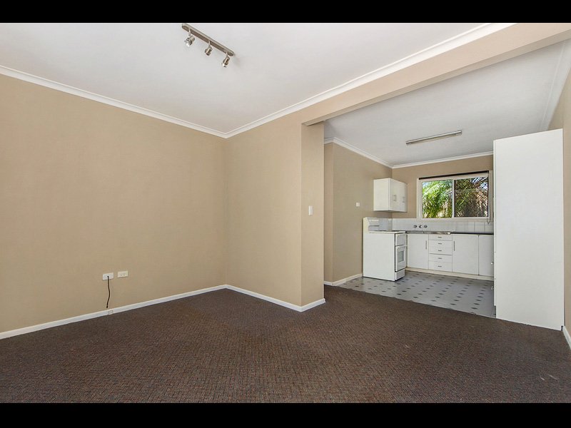 Photo - 2/376 Marine Parade, Labrador QLD 4215 - Image 4