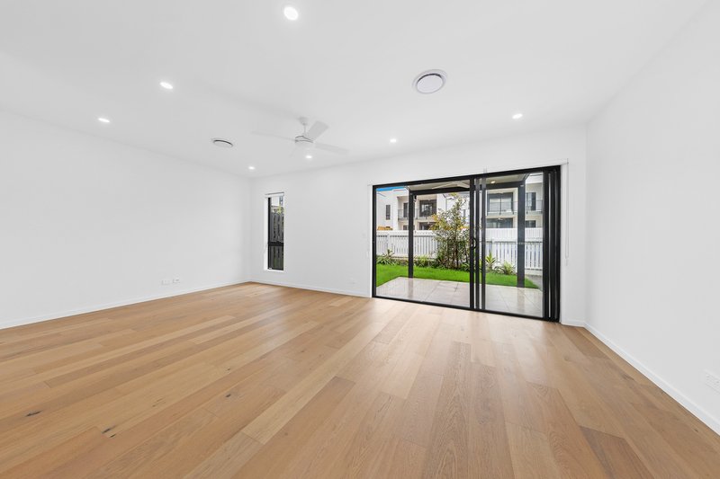 Photo - 23/8 Lawrence Lyons Place, Kenmore QLD 4069 - Image 4