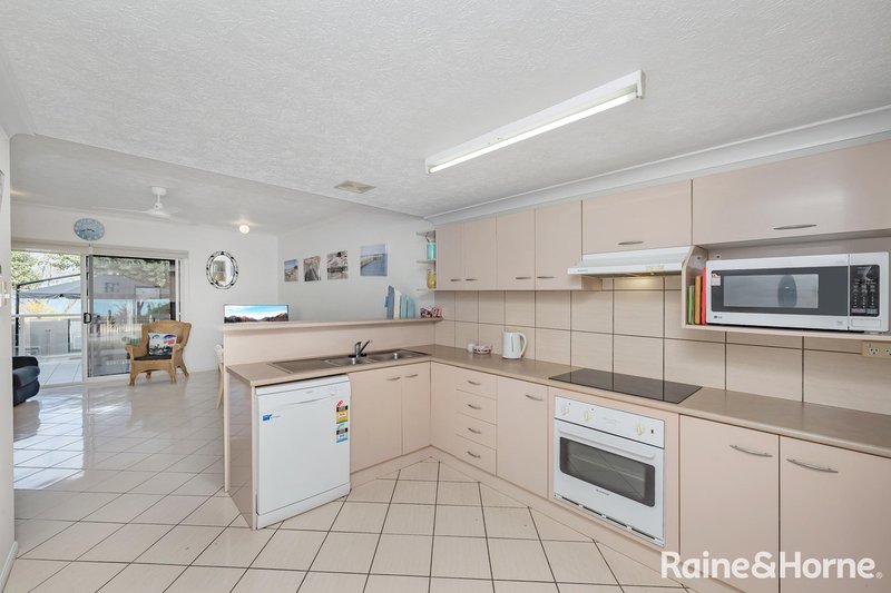 Photo - 2/38 Marine Parade, Arcadia QLD 4819 - Image 5