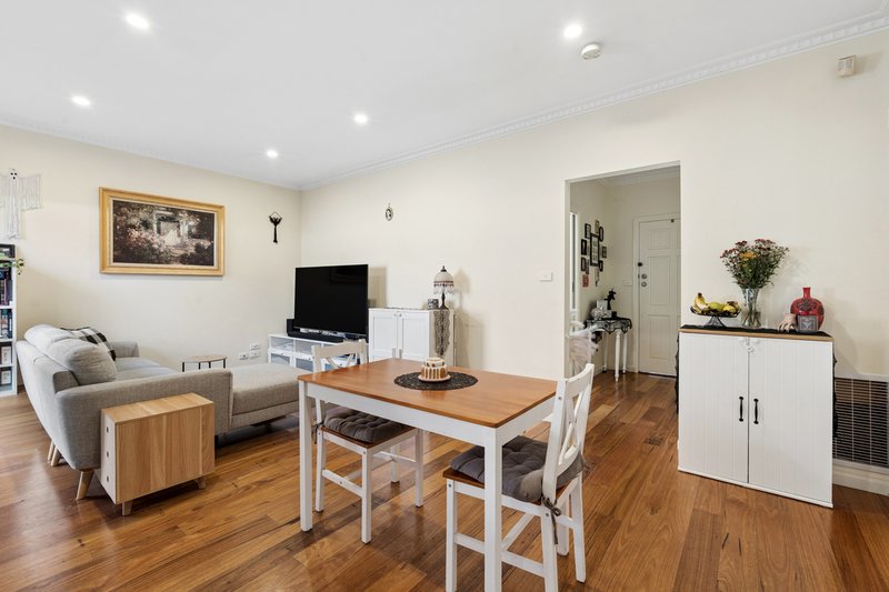 Photo - 2/38 Mendip Road, Reservoir VIC 3073 - Image 2