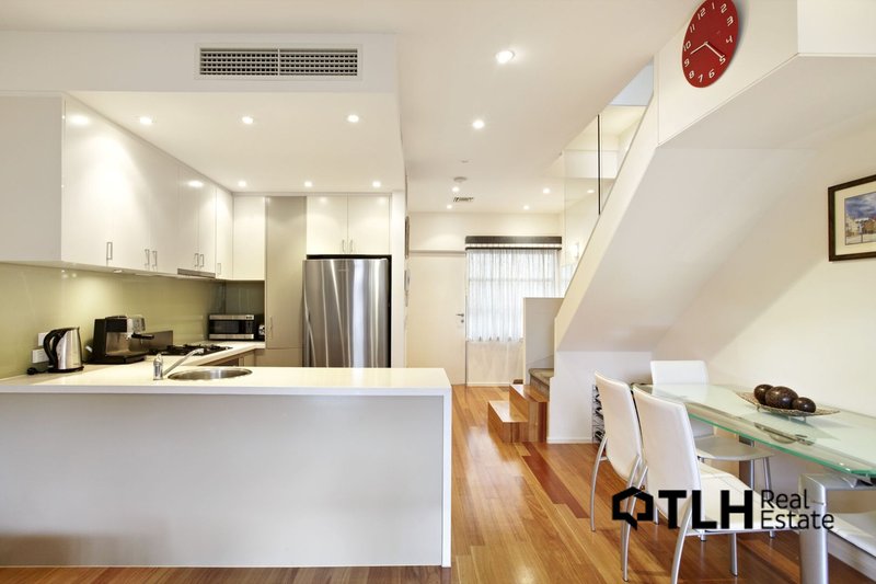 Photo - 2/386 Dandenong Road, Caulfield North VIC 3161 - Image 2