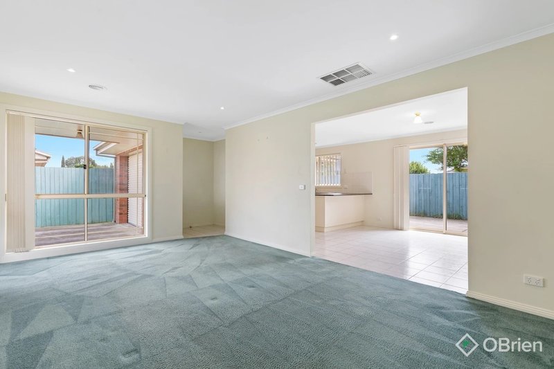 Photo - 2/39 Songlark Crescent, Werribee VIC 3030 - Image 4