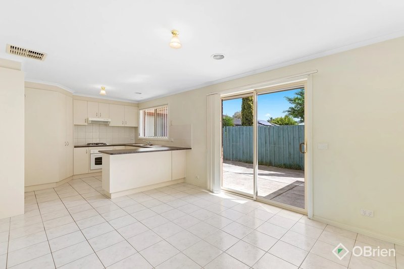 Photo - 2/39 Songlark Crescent, Werribee VIC 3030 - Image 6