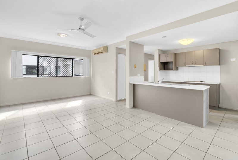 Photo - 2/4-6 Olive Street, Manoora QLD 4870 - Image 5