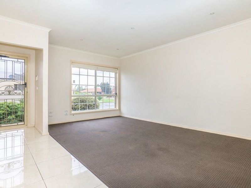 Photo - 2/4 Albert Place, Hoppers Crossing VIC 3029 - Image 4