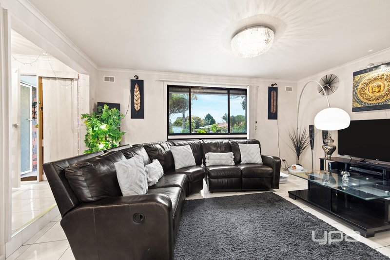 Photo - 24 Aldergate Crescent, Kings Park VIC 3021 - Image 2