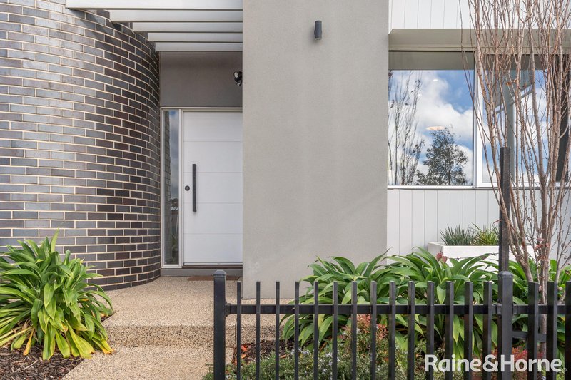 Photo - 24 Alpaca Drive, Sunbury VIC 3429 - Image 2