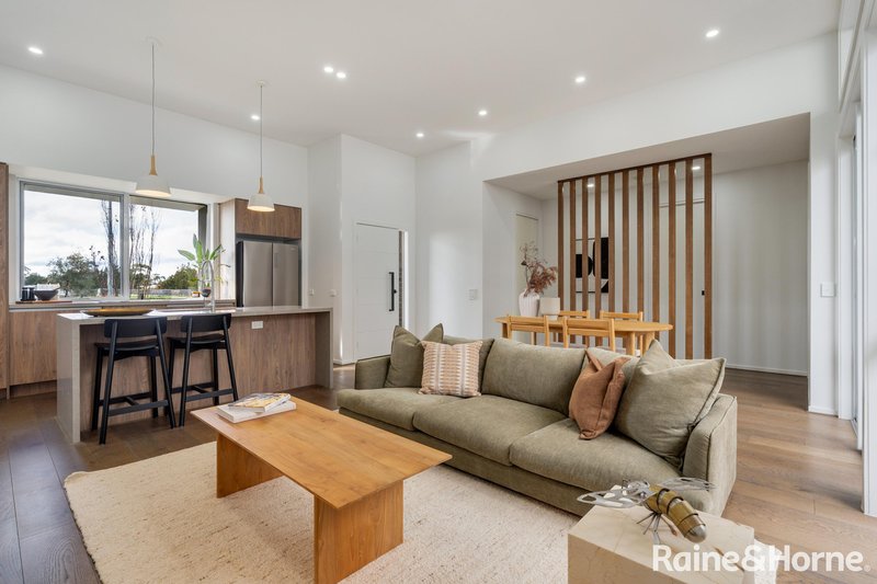 Photo - 24 Alpaca Drive, Sunbury VIC 3429 - Image 3