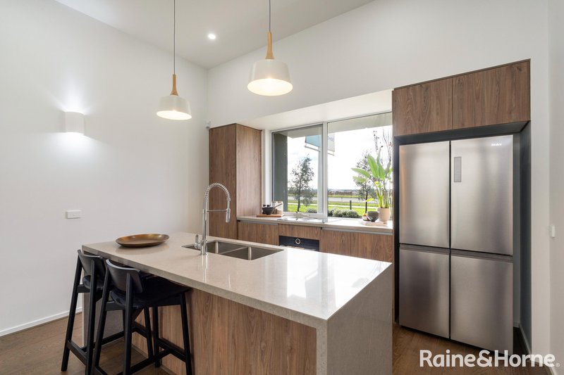 Photo - 24 Alpaca Drive, Sunbury VIC 3429 - Image 5