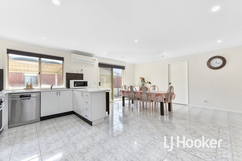 Photo - 24 Amber Drive, Hampton Park VIC 3976 - Image 6