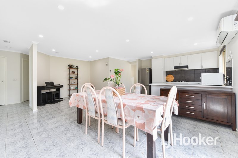 Photo - 24 Amber Drive, Hampton Park VIC 3976 - Image 8