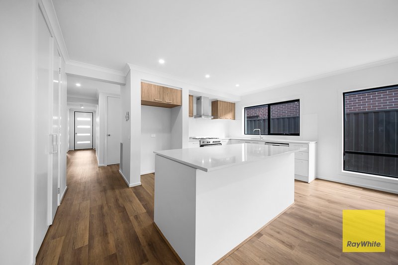 Photo - 24 Artfield Drive, Werribee VIC 3030 - Image 4