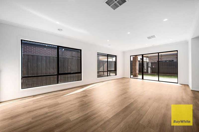 Photo - 24 Artfield Drive, Werribee VIC 3030 - Image 8