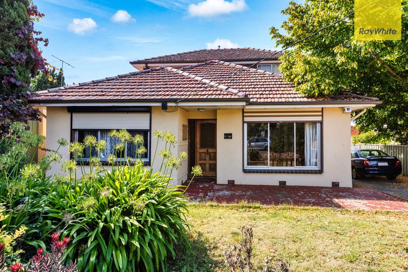 Photo - 24 Avondale Avenue, St Albans VIC 3021 - Image 2