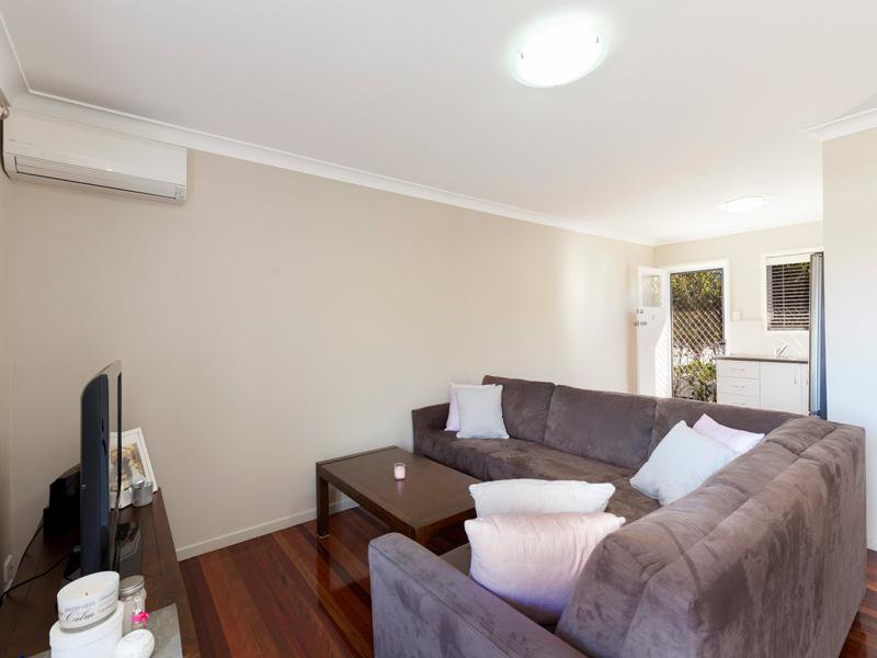 Photo - 2/4 Bakewell Street, Mount Gravatt East QLD 4122 - Image 2