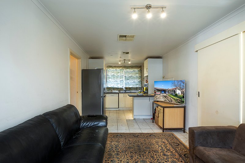 Photo - 24 Bayview Crescent, Hoppers Crossing VIC 3029 - Image 3