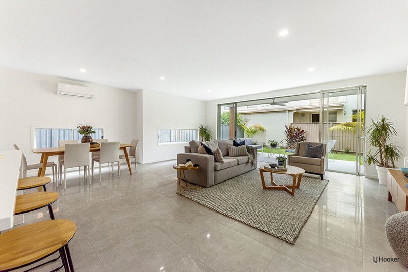 Photo - 2/4 Beelyu Street, Burleigh Heads QLD 4220 - Image 5