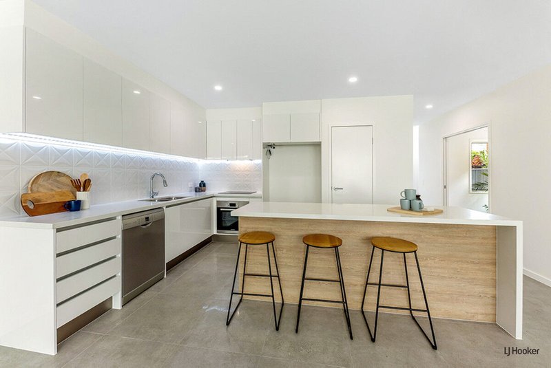 Photo - 2/4 Beelyu Street, Burleigh Heads QLD 4220 - Image 6