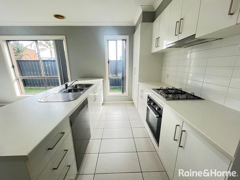 Photo - 24 Berkeley Crescent, Derrimut VIC 3026 - Image 3