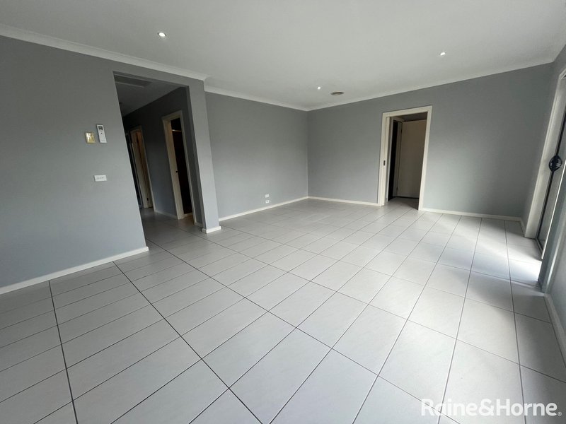 Photo - 24 Berkeley Crescent, Derrimut VIC 3026 - Image 5