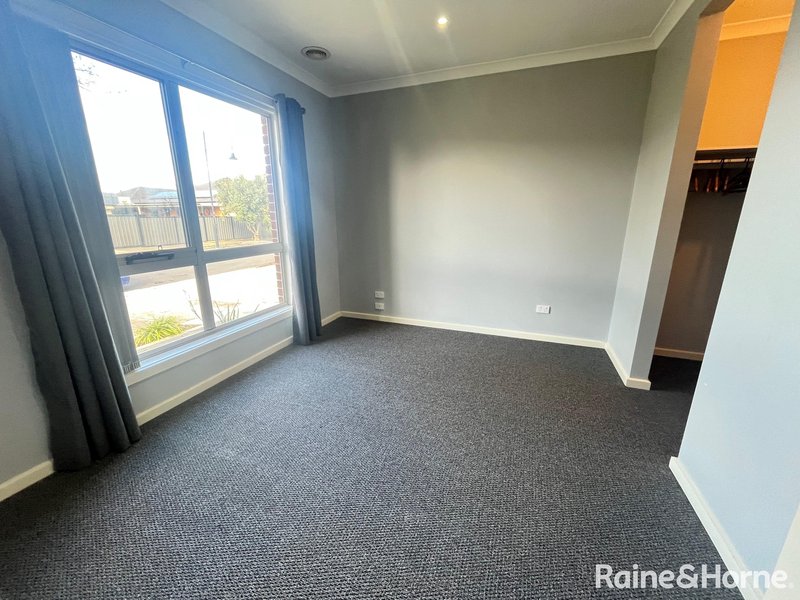 Photo - 24 Berkeley Crescent, Derrimut VIC 3026 - Image 6