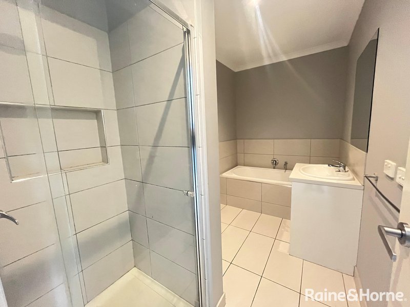 Photo - 24 Berkeley Crescent, Derrimut VIC 3026 - Image 9