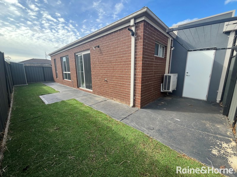 Photo - 24 Berkeley Crescent, Derrimut VIC 3026 - Image 15