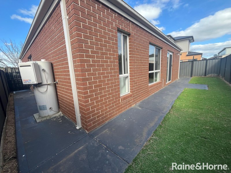 Photo - 24 Berkeley Crescent, Derrimut VIC 3026 - Image 16